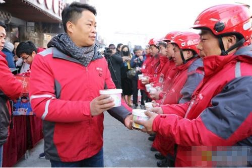     京东物流华北快递部负责人时云峰从顺义赶到站点给快递员端上“腊八粥”。  