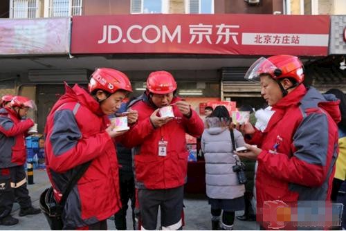     京东小哥们在出发送货之前一起喝着热腾腾的“腊八粥”。  