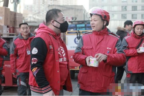     顾客庞先生看到此情此景，一定要亲手给他送过无数次货的快递员王晓光端上一碗“腊八”粥。  