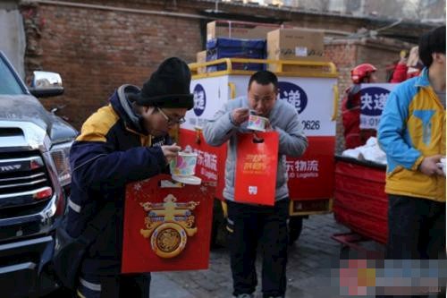     德邦快递的小哥和大家一起喝“腊八粥”  